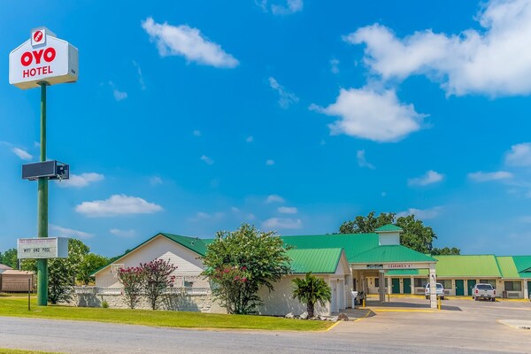 Foto van Queensize bed met rookfunctie | Yoakum West - Vakantiehuis in Yoakum TX - ExteriorSummer