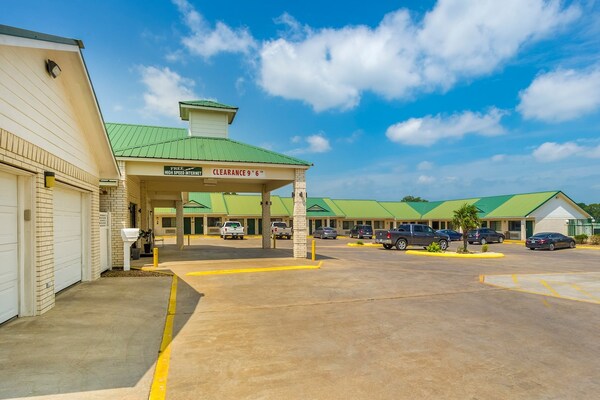 Foto van Queensize bed met rookfunctie | Yoakum West - Vakantiehuis in Yoakum TX - ExteriorSummer
