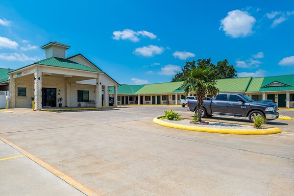 Foto van Queensize bed met rookfunctie | Yoakum West - Vakantiehuis in Yoakum TX - ExteriorSummer