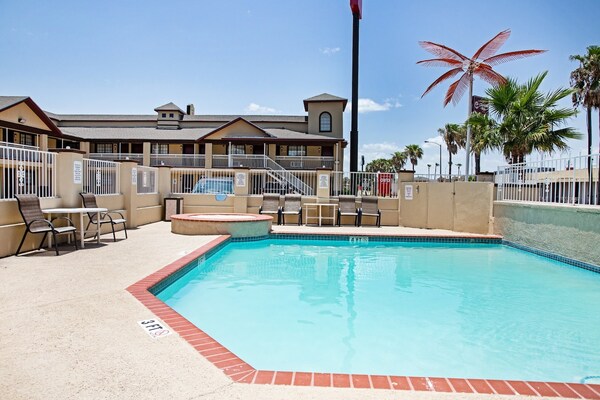 Foto van Suite met 2 slaapkamers | Luchthaven McAllen Zuid - Vakantiehuis in McAllen TX - Pool