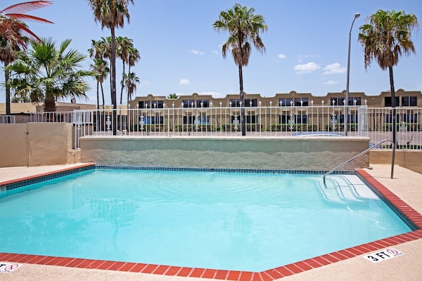Foto van Suite met 2 slaapkamers | Luchthaven McAllen Zuid - Vakantiehuis in McAllen TX - Pool