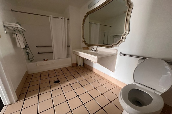Foto van 2 tweepersoonsbedden | Rookvrij - Vakantiehuis in San Augustine, TX - BathRoom