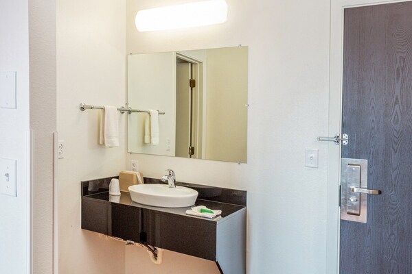 Foto van Premium tweepersoonsbed (Queensize) | Shelby MT - Vakantiehuis in Shelby MT - BathRoom