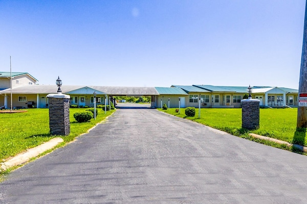 Foto van Queen Bed Niet Roken - Vakantiehuis in Sturgis, MI - ExteriorSummer