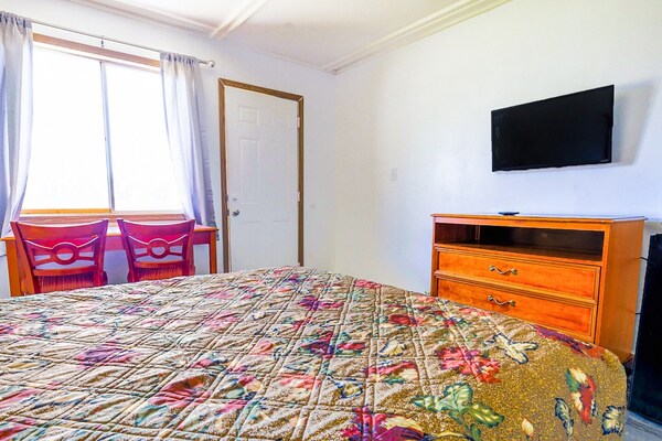 Foto van Queen Bed Niet Roken - Vakantiehuis in Sturgis, MI - BedRoom