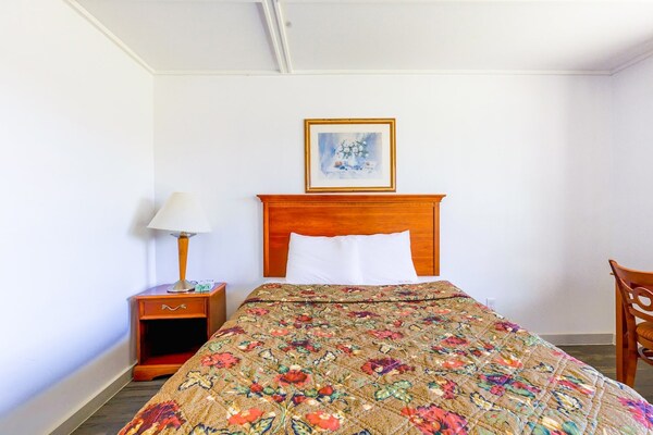 Foto van Queen Bed Niet Roken - Vakantiehuis in Sturgis, MI - BedRoom