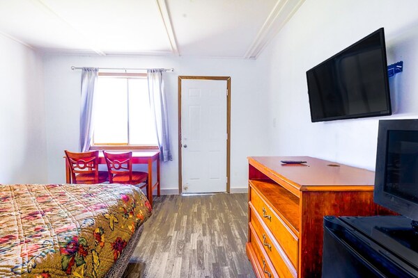 Foto van Queen Bed Niet Roken - Vakantiehuis in Sturgis, MI - BedRoom