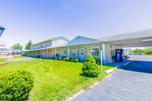 Foto van Queen Bed Niet Roken - Vakantiehuis in Sturgis, MI - ExteriorSummer