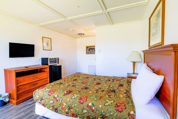 Foto van Queen Bed Niet Roken - Vakantiehuis in Sturgis, MI - BedRoom