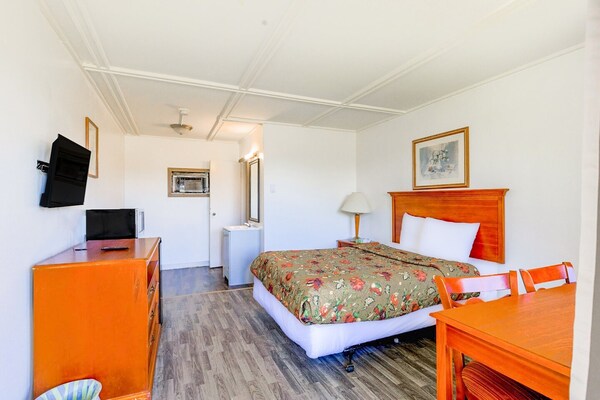 Foto van Queen Bed Niet Roken - Vakantiehuis in Sturgis, MI - BedRoom