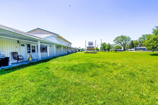 Foto van Queen Bed Niet Roken - Vakantiehuis in Sturgis, MI - ExteriorSummer