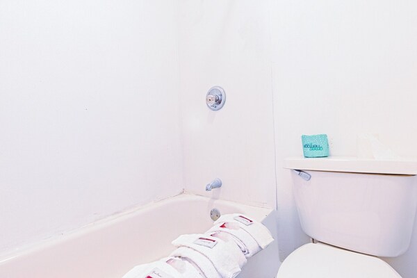 Foto van Queen Bed Niet Roken - Vakantiehuis in Sturgis, MI - BathRoom