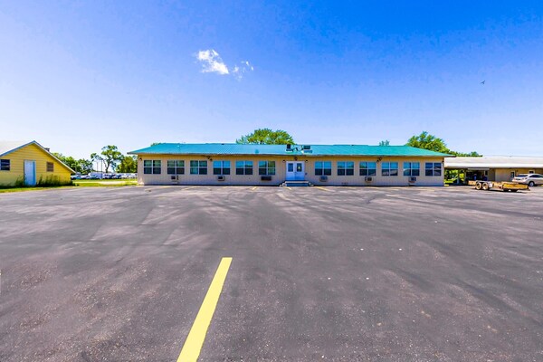 Foto van Queen Bed Niet Roken - Vakantiehuis in Sturgis, MI - parking