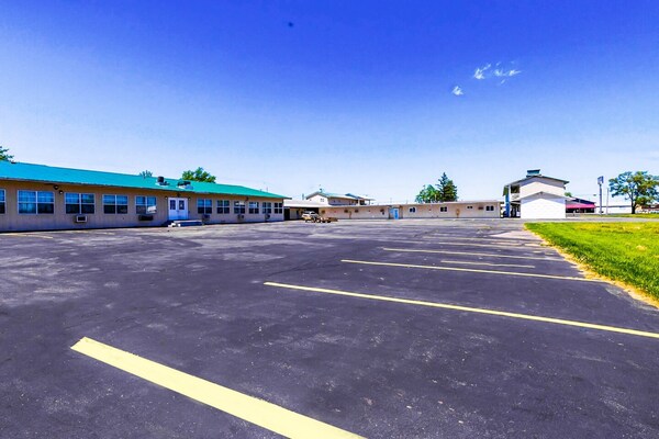 Foto van Queen Bed Niet Roken - Vakantiehuis in Sturgis, MI - parking