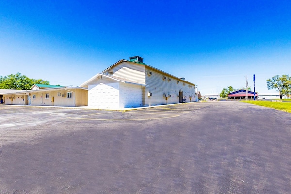Foto van Queen Bed Niet Roken - Vakantiehuis in Sturgis, MI - parking