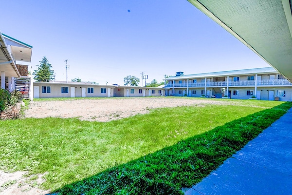 Foto van Queen Bed Niet Roken - Vakantiehuis in Sturgis, MI - ExteriorSummer