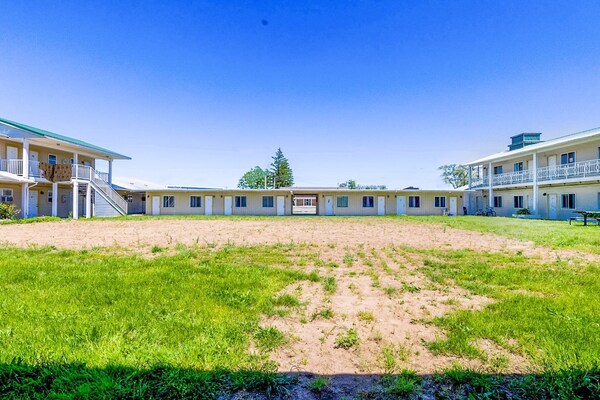 Foto van Queen Bed Niet Roken - Vakantiehuis in Sturgis, MI - ExteriorSummer