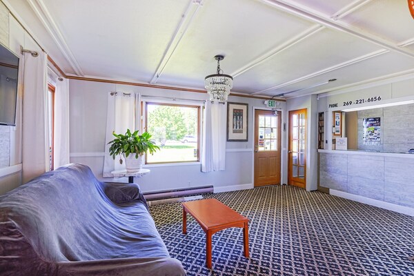 Foto van Queen Bed Niet Roken - Vakantiehuis in Sturgis, MI - HallReception