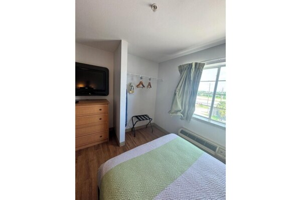 Foto van Queen Bed Met Kitchenette Roken - Vakantiehuis in Sulphur LA - BedRoom