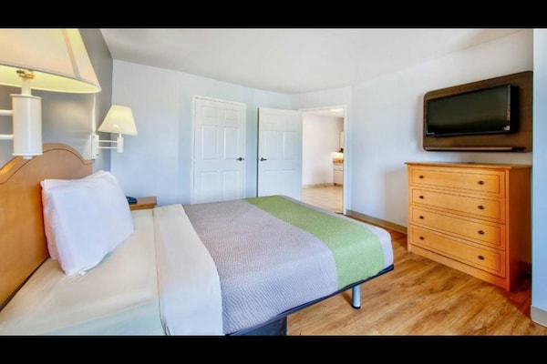Foto van Queen Bed Met Kitchenette Roken - Vakantiehuis in Sulphur LA - BedRoom