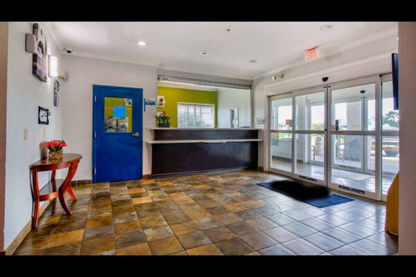Foto van Queen Bed Met Kitchenette Roken - Vakantiehuis in Sulphur LA - HallReception