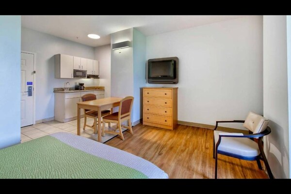 Foto van Queen Bed Met Kitchenette Roken - Vakantiehuis in Sulphur LA - BedRoom