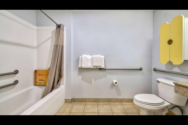 Foto van Queen Bed Met Kitchenette Roken - Vakantiehuis in Sulphur LA - BathRoom