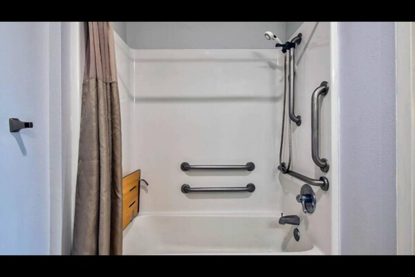 Foto van Queen Bed Met Kitchenette Roken - Vakantiehuis in Sulphur LA - BathRoom