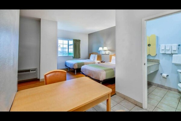 Foto van Queen Bed Met Kitchenette Non - Roken - Vakantiehuis in Sulphur LA - BedRoom