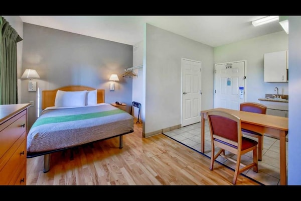 Foto van Queen Bed Met Kitchenette Non - Roken - Vakantiehuis in Sulphur LA - BedRoom