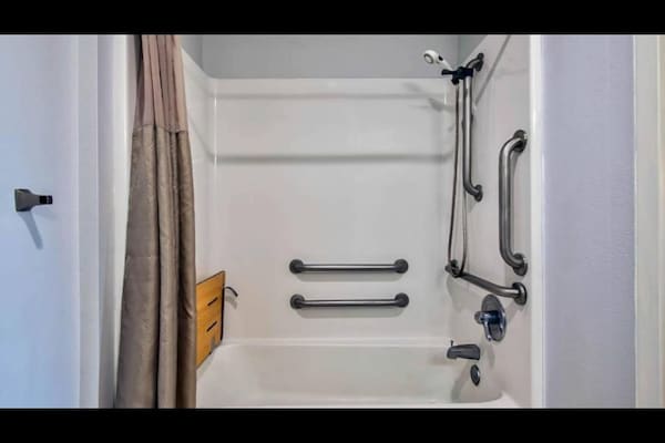 Foto van Queen Bed Met Kitchenette Non - Roken - Vakantiehuis in Sulphur LA - BathRoom