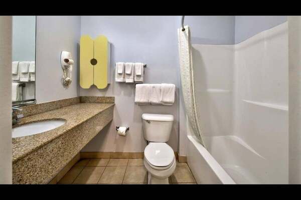 Foto van Queen Bed Met Kitchenette Non - Roken - Vakantiehuis in Sulphur LA - BathRoom