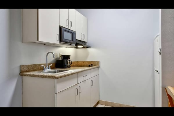 Foto van Queen Bed Met Kitchenette Non - Roken - Vakantiehuis in Sulphur LA - BedRoom