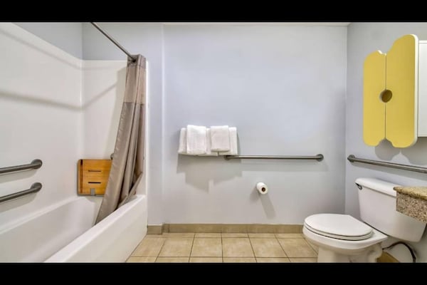Foto van Queensize bed | Niet roken - Vakantiehuis in Sulphur LA - BathRoom