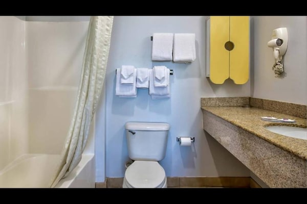 Foto van Queensize bed | Niet roken - Vakantiehuis in Sulphur LA - BathRoom