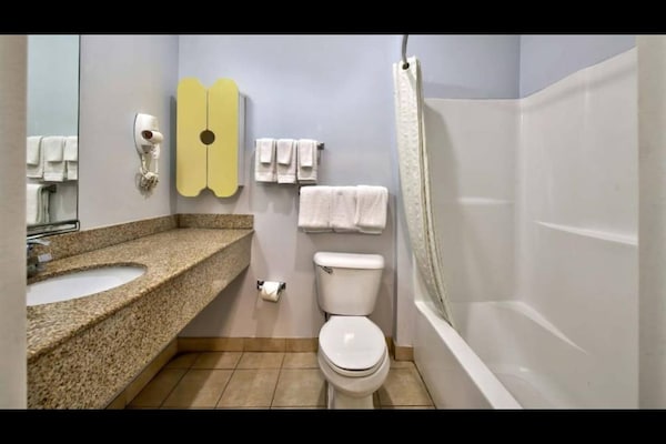 Foto van Queensize bed | Niet roken - Vakantiehuis in Sulphur LA - BathRoom
