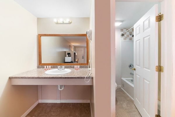 Foto van 1 Slaapkamer Appartement Met Keuken - Vakantiehuis in Seneca Falls NY - BathRoom