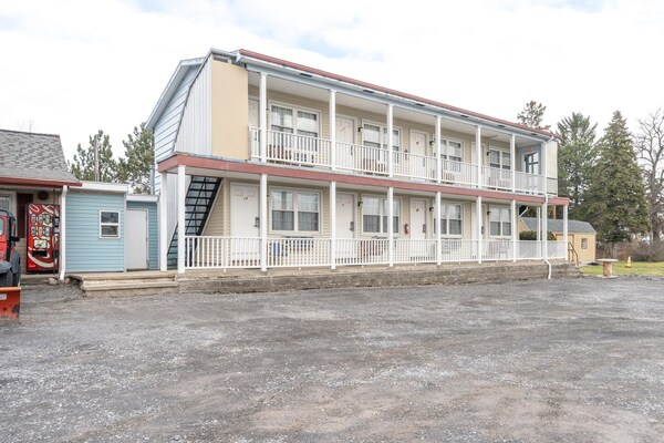 Foto van 1 Slaapkamer Appartement Met Keuken - Vakantiehuis in Seneca Falls NY - ExteriorSummer