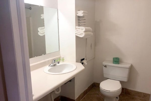 Foto van 1 Slaapkamer Appartement Met Keuken - Vakantiehuis in Seneca Falls NY - BathRoom