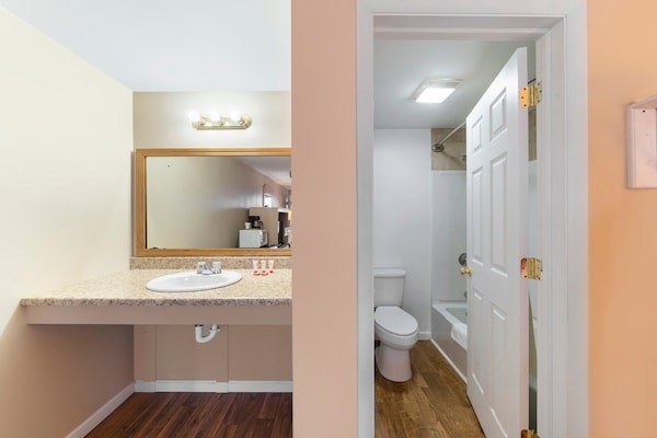 Foto van 1 Slaapkamer Appartement Met Keuken - Vakantiehuis in Seneca Falls NY - BathRoom