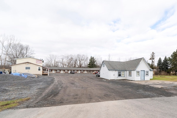 Foto van 1 Slaapkamer Appartement Met Keuken - Vakantiehuis in Seneca Falls NY - parking