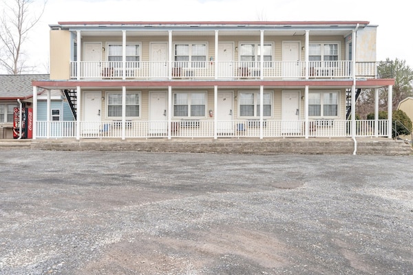 Foto van 1 Slaapkamer Appartement Met Keuken - Vakantiehuis in Seneca Falls NY - ExteriorSummer