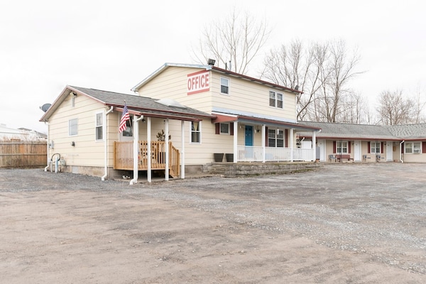 Foto van 1 Slaapkamer Appartement Met Keuken - Vakantiehuis in Seneca Falls NY - ExteriorSummer