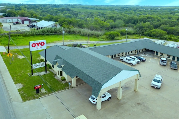Foto van 1 Slaapkamer Suite Met Een Bubbelbad - Vakantiehuis in Three Rivers TX - ExteriorSummer