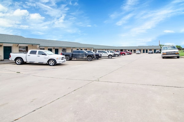 Foto van 1 Slaapkamer Suite Met Een Bubbelbad - Vakantiehuis in Three Rivers TX - parking