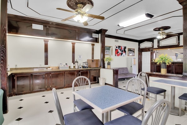 Foto van 1 Slaapkamer Suite Met Een Bubbelbad - Vakantiehuis in Three Rivers TX - HallReception