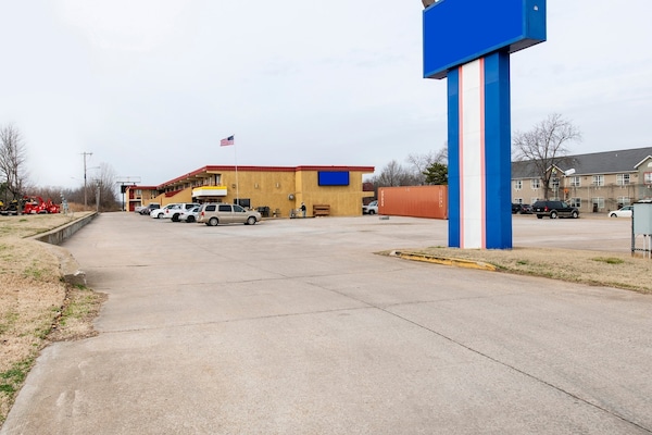 Foto van 2 tweepersoonsbedden | Roken toegestaan | Tulsa - Vakantiehuis in Tulsa - parking