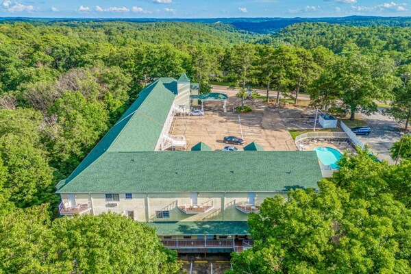 Foto van Luxe kamer met 2 queensize bedden en balkon - Vakantiehuis in Eureka Springs - Outdoor