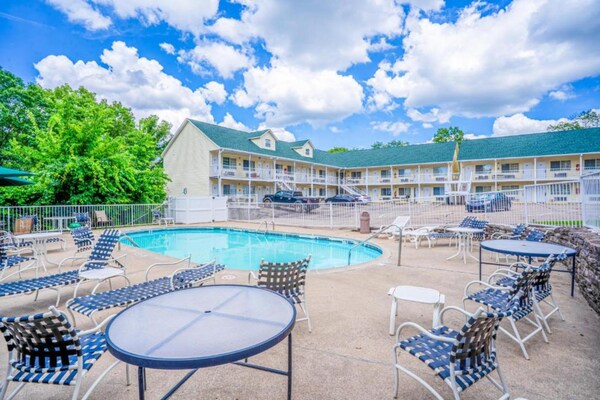 Foto van Luxe kamer met 2 queensize bedden en balkon - Vakantiehuis in Eureka Springs - HotelSwimmingPool