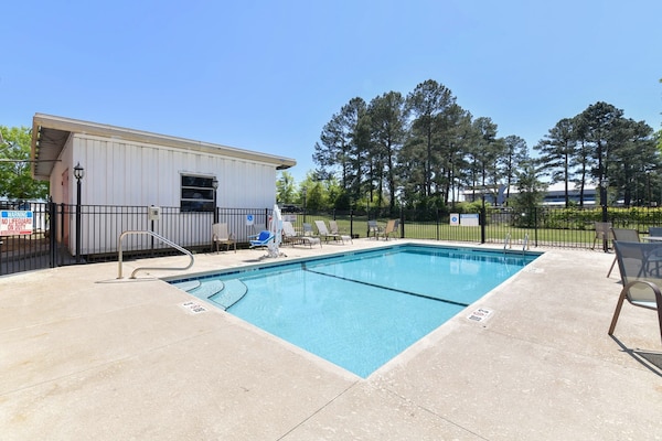 Foto van Premium kingsize bed | NSMK - Vakantiehuis in Valdosta GA - Pool